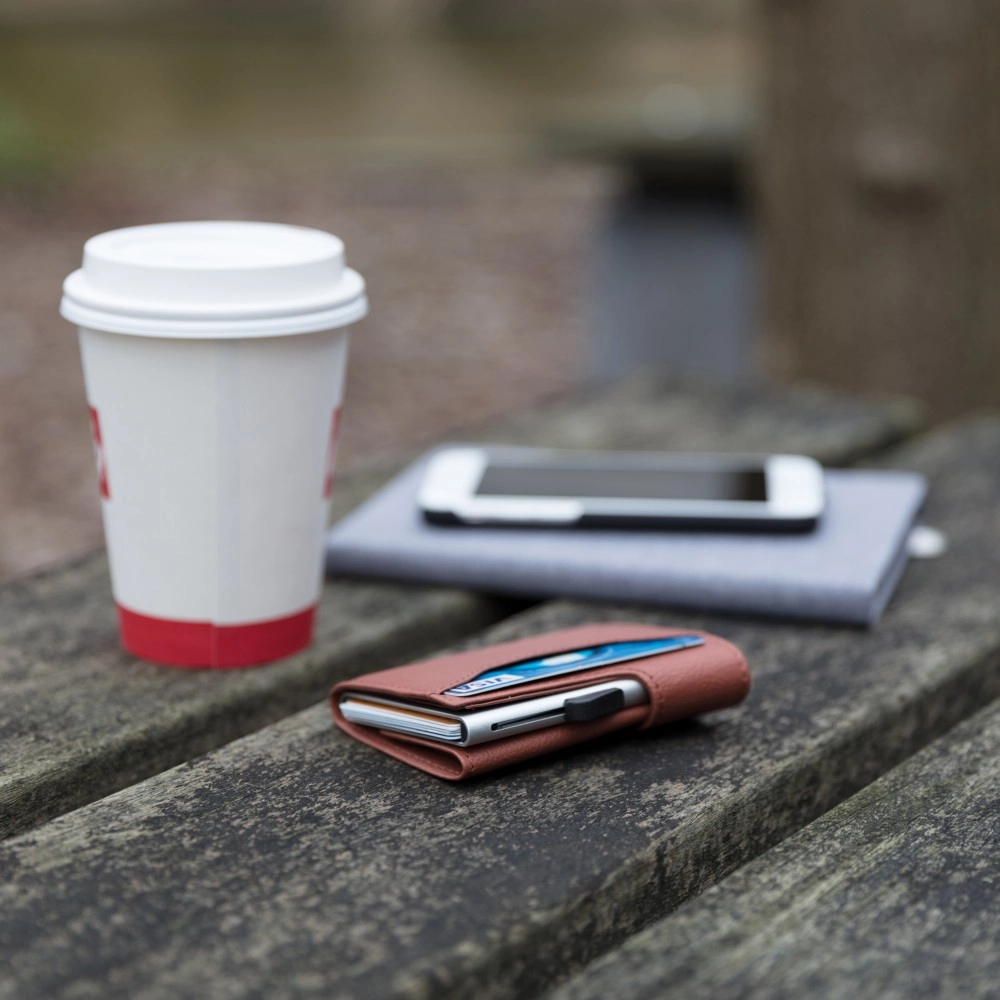 Etui na karty kredytowe i portfel C-Secure, ochrona RFID P850-519 brązowy